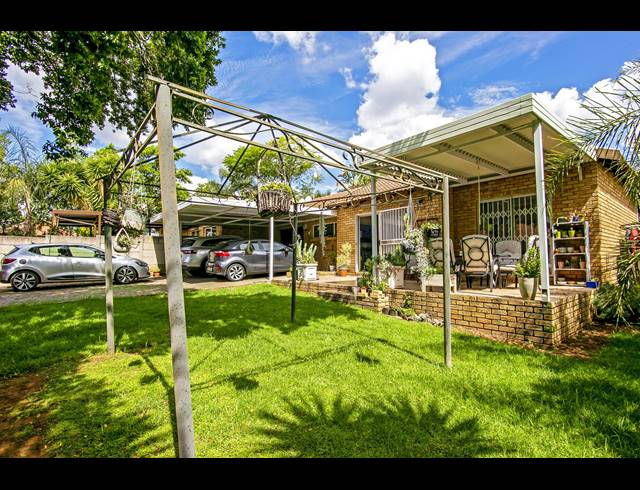 2 BEDROOM TOWNHOUSE FOR SALE IN RADIOKOP